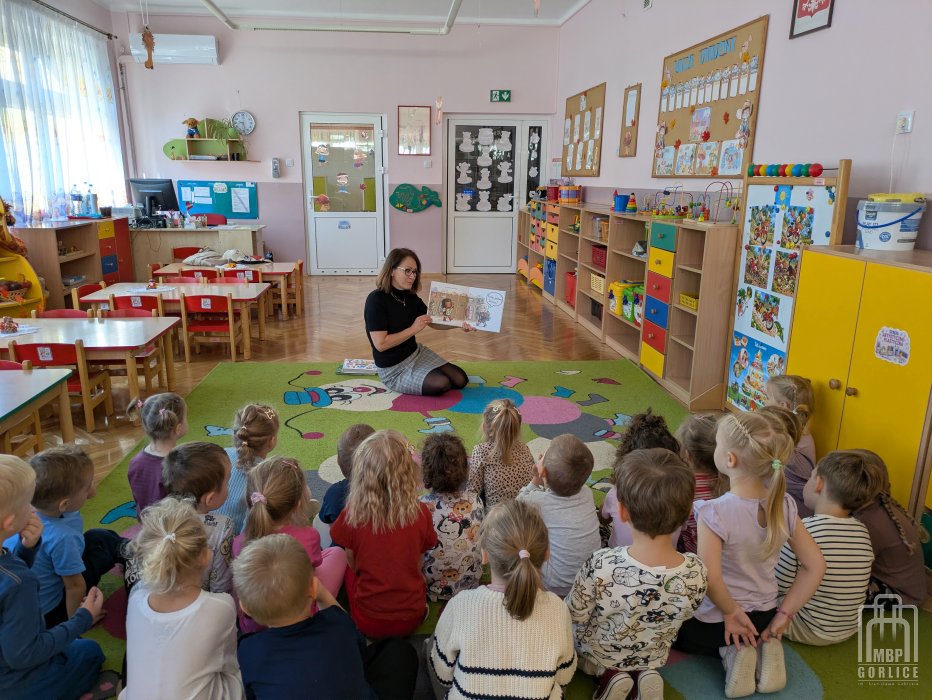 Biblioteka Gorlice, Cała Polska czyta dzieciom Bibliotekarka czyta dzieciom opowiadanie.jpg